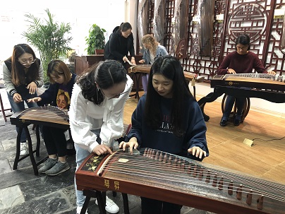 1556417994865713.jpg 搜同合集
留学生走进民族艺术教育学校2.jpg